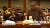 Ketua Dewan Komisioner Otoritas Jasa Keuangan (OJK) Wimboh Santoso (tengah) didampingi Wakil Ketua Dewan Komisioner OJKlainnya saat mengikuti rapat kerja dengan Komisi XI DPR RI.