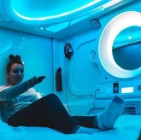 Hotel kapsul bergaya Star Wars ini sama seperti hotel-hotel kapsul pada umumnya yang terdiri dari dua susunan kamar tidur terpisah. Saat tidur di dalam kamar ini kamu akan merasa seperti berada di dalam kapsul ruang angkasa. Kamar di Galaxy Pod Hostel dilengkapi dengan kasur yang nyaman, brangkas, cermin, kipas angin, colokan listrik, rak, gantungan baju dan juga jam alarm. Foto: Hostelworld