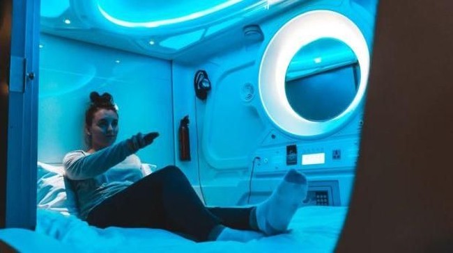 Hotel kapsul bergaya Star Wars ini sama seperti hotel-hotel kapsul pada umumnya yang terdiri dari dua susunan kamar tidur terpisah. Saat tidur di dalam kamar ini kamu akan merasa seperti berada di dalam kapsul ruang angkasa. Kamar di Galaxy Pod Hostel dilengkapi dengan kasur yang nyaman, brangkas, cermin, kipas angin, colokan listrik, rak, gantungan baju dan juga jam alarm. Foto: Hostelworld