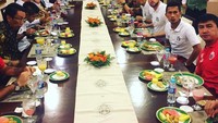 Jamuan makan kedutaan Arab saudi,gubernur, waka Polri,oficial persija ...🙏🙏, tulis Ismed di Instagram. Kompak banget ya keluarga Persija! Foto: Instagram