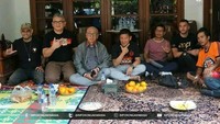 Mengunjungi supporter ketika kecelakaan juga jadi agenda Ismed. Ia nampak disuguhi berbagai buah-buahan segar sebagai jamuan. Foto: Instagram