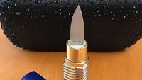 Penumpang di Nashville harus rela meninggalkan lipsitknya di bandara. Rupanya lipstik ini hanya tipuan. Begitu tutupnya dibuka, terlihat sebilah kecil pisau yang tajam. Bahaya nih. (TSA/Instagram)