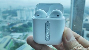 Slide ke atas atau bawah di headphone kiri untuk mengatur volume suara, sedangkan slide ke atas atau bawah di headphone kanan untuk next/previous. Foto: Moch Prima Fauzi