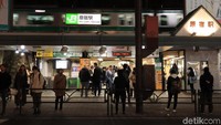 Hanya seperti tertulis dalam situs NHK, ada kabar kalau stasiun kayu ikonik itu akan dibongkar usai perhelatan Olimpiade Tokyo 2020 mendatang. Faktanya, stasiun itu telah digunakan sejak pertama kali dibangun pada tahun 1924 (Randy/detikcom)