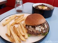 Salty Boys: Nyuuss! Burger Juicy dan Rice Bowl Daging di Kafe Retro