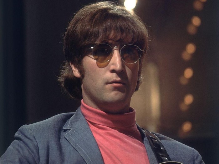 Kacamata John Lennon The Beatles John Lennon (1940 - 1980) of the Beatles at London Airport, 5th September 1966. (Photo by George Stroud/Express/Hulton Archive/Getty Images)