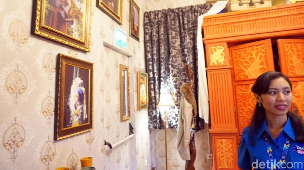 Sebelum mulai masuk Frank House, ada petugas yang menjelaskan ketentuan sebelum masuk wahana ini. Traveler yang punya riwayat penyakit jantung atau ibu hamil dilarang masuk ke dalam. (Wahyu Setyo/detikcom)
