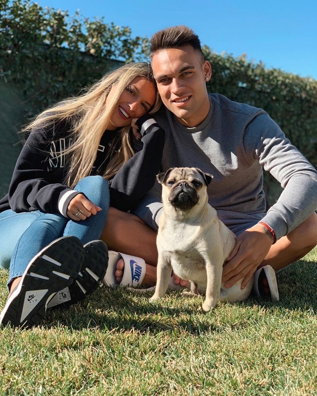 Kamu adalah hidupku. Untuk semua ciuman yang...., tulis Agustina di postingannya bersama Lautaro Martinez. Foto: Instagram