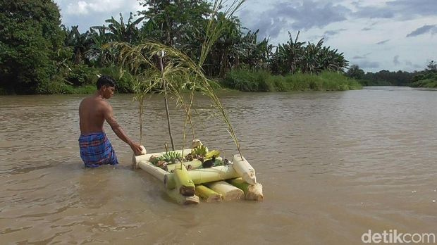 Tradisi melarung makanan sebagai wujud doa