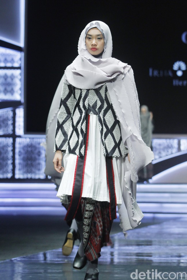 Fashion show Irna La Perle dari Irna Mutiara yang mengangkat kain Tenun Garut Hendar, Jawa Barat di Indonesia Sharia Economic Festival [ISEF] 2019, Jakarta Convention Center, Jakarta. Kamis [14/11/20109]. Foto: Mohammad Abduh/Wolipop
