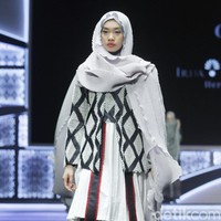 Fashion show Irna La Perle dari Irna Mutiara yang mengangkat kain Tenun Garut Hendar, Jawa Barat di Indonesia Sharia Economic Festival [ISEF] 2019, Jakarta Convention Center, Jakarta. Kamis [14/11/20109]. Foto: Mohammad Abduh/Wolipop