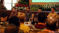 Ia tampak ditemani Wakil Presiden Maruf Amin.