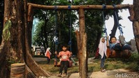 Ayunan yang terbuat dari material kayu juga paling diminati anak-anak.