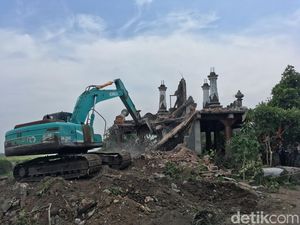Eksekusi Tempat Ngaji di Mojokerto Diwarnai Aksi Percobaan Bunuh Diri
