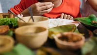 Lucunya ekspresi Betrand saat menyantap aneka hidangan khas Sunda, di restoran terbaru milik sang ayah, Ruben Onsu. Foto: Instagram @sarwendah29