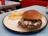 Salty Boys: Nyuuss! Burger Juicy dan Rice Bowl Daging di Kafe Retro