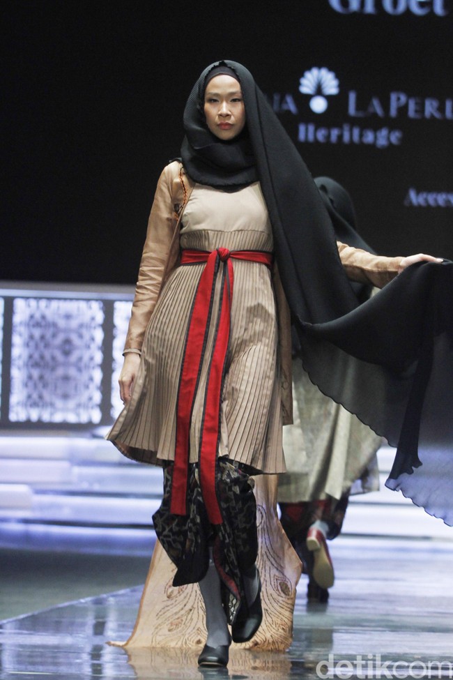 Fashion show Irna La Perle dari Irna Mutiara yang mengangkat kain Tenun Garut Hendar, Jawa Barat di Indonesia Sharia Economic Festival [ISEF] 2019, Jakarta Convention Center, Jakarta. Kamis [14/11/20109]. Foto: Mohammad Abduh/Wolipop