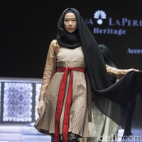Fashion show Irna La Perle dari Irna Mutiara yang mengangkat kain Tenun Garut Hendar, Jawa Barat di Indonesia Sharia Economic Festival [ISEF] 2019, Jakarta Convention Center, Jakarta. Kamis [14/11/20109]. Foto: Mohammad Abduh/Wolipop