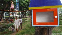 Taman ini juga dilengkapi dengan rumah pohon dan jembatan gantung.