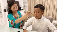 Foto ini jadi bukti, kalau Sarwendah dan Betrand memang dekat sekali sebagai ibu dan anak. So sweet! Foto: Instagram @sarwendah29