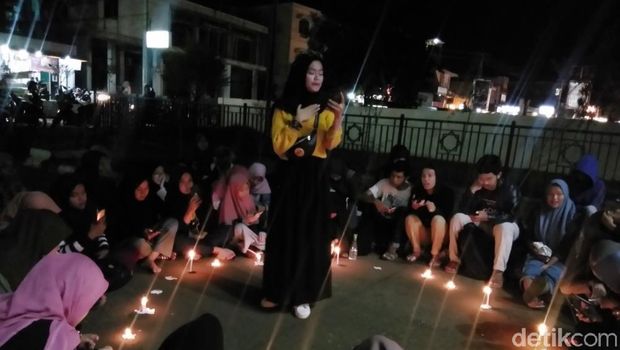 Aksi lilin solidaritas untuk Asmaul Husna mahasiswi UIN Makassar yang dibunuh kekasih
