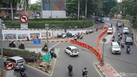Petugas Dinas Perhubungan tengah mengatur lalu lintas di jalan RM Margono, Jakarta, Senin (16/12/2019).
