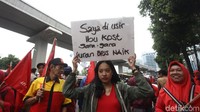 Massa aksi terdiri atas gabungan organisasi Front Nasional Perjuangan Buruh Indonesia, Serikat Rakyat Miskin Indonesia, Liga Mahasiswa Nasional Untuk Demokrasi, Aksi Perempuan Indonesia Kartini, Serikat Tani Nasional, dan Jaringan Kerja Kebudayaan Rakyat. Mereka kompak berpakaian dominan warna merah.