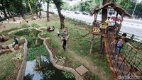 Taman ini bisa menjadi tempat alternatif untuk bersantai warga bersama keluarga.