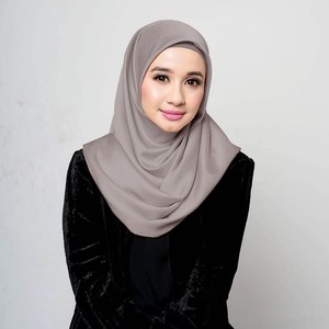 7 Tutorial Hijab untuk Travelling yang Nggak Ribet 7 Tutorial Hijab untuk Travelling yang Nggak Ribet