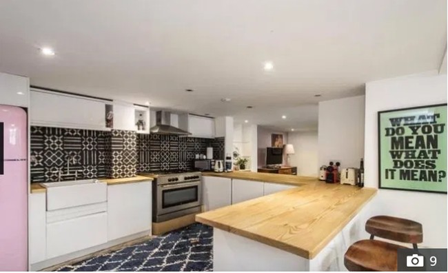 Area dapur yang minimalis jadi terlihat lebih dinamis dengan ubin motif geometris pada kitchen set, memberi kesan vintage. Foto: Rightmove.co.uk