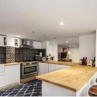 Area dapur yang minimalis jadi terlihat lebih dinamis dengan ubin motif geometris pada kitchen set, memberi kesan vintage. Foto: Rightmove.co.uk