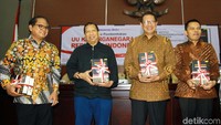 Sekretaris Jenderal MPR, Maruf Cahyono bersama mantan Menkumham Hamid Awaluddin, Mantan Menteri Agama Lukman Hakim Saifuddin, Pimpinan Fraksi Partai Golkar MPR Ferdiansyah menghadiri peluncuran buku Dinamika Pembentukan UU Kewarganegaraan Republik Indonesia di Ruang GBHN Gedung Nusantara V, Kompleks Parlemen, Jakarta, Selasa (17/12/2019).
