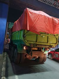 Dia berencana menuntut perusahaan pemilik truk tersebut