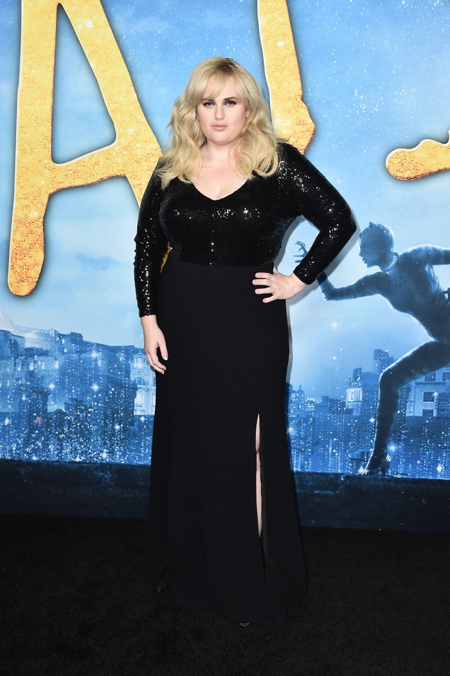 Juga dengan gaun hitam, aktris Rebel Wilson. Belahan tinggi pada bagian rok menyumbang aura seksi pada penampilan aktris asal Australia ini. (Foto: Steven Ferdman/Getty Images)
