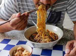 Pengunjung Ini Geram Makan Mie Jeroan Babi yang Masih Ada Kotoran di Dalamnya