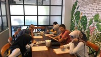  Di sela kesibukannya, Irwan juga masih menyempatkan waktu untuk makan bersama keluarganya. Di sini ia mengajak orang tua hingga anak-anaknya. Foto: instagram irwan prayitno