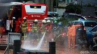  Akibat hujan yang mengguyur ini, beberapa ruas jalan pun menjadi macet. 