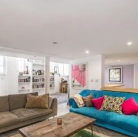 Untuk memberi kesan ceria, dia menambahkan sentuhan warna bold pada sofa dan bantal hias di ruang tamu. Foto: Rightmove.co.uk