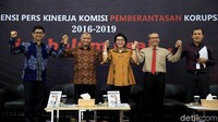 Lima pimpinan KPK periode 2016-2019 (kiri-kanan) Laode M Syarif, Agus Rahardjo, Basaria Panjaitan, Alexander Marwata, dan Saut Situmorang bergandengan tangan saat memberikan keterangan terkait kinerjanya di Gedung KPK, Jakarta, Selasa (17/12/2019).