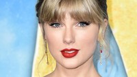 Taylor Swift dilarang masuk ke China karena pernah berfoto mengenakan gaun dengan simbol Gerakan Mahasiswa Sunflower, gerakan protes mahasiswa dan sipil di Taiwan. (Foto: Steven Ferdman/Getty Images)