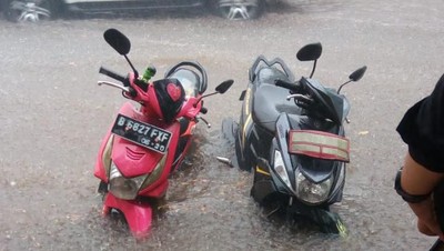 Potret Motor-motor Tenggelam Saat Banjir di Depan Plaza Senayan