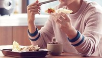 Sering membintangi iklan, Song Joong Ki terlihat tampan berpose dengan makanan dan sumpit di mulutnya. Foto: Instagram @songjoongkionly