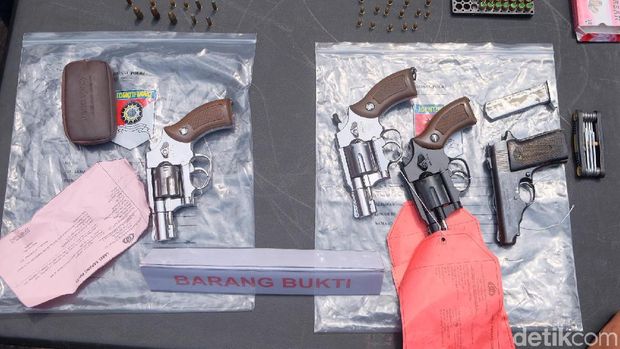 Pria Lulusan SMP di Karawang Rakit Senpi Beromzet Puluhan Jutaan
