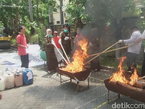 Kejari Lamongan Musnahkan Ribuan Batang Rokok Tanpa Pita Cukai