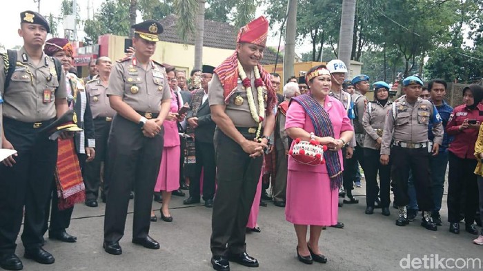 Kapolda Baru Sumut Irjen Martuani Sormin Disambut Tarian 7 Daerah