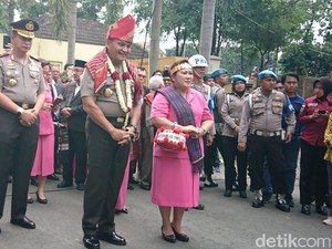 Kapolda Baru Sumut Irjen Martuani Sormin Disambut Tarian 7 Daerah