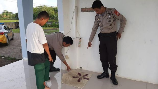 Bayi ditemukan dalam keadaan terbungkus dan beralaskan kain lap sambil menangis di teras pojok masjid.