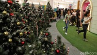 Pengunjung melintas di depan pernak-pernik pohon Natal di kawasan Senayan City, Jakarta, Selasa (17/12).