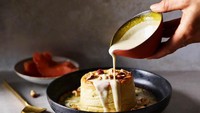 Souffle pancake adalah dessert yang tengah hits. Saat difoto bersama tumpahan krim, tampilannya jadi lebih menarik selera ya? Foto: Gourmet Traveller