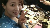 Momen hangat si tampan Song Joong Ki dengan temannya saat menyantap makanan ala Korea. Foto: Instagram @songjoongkionly